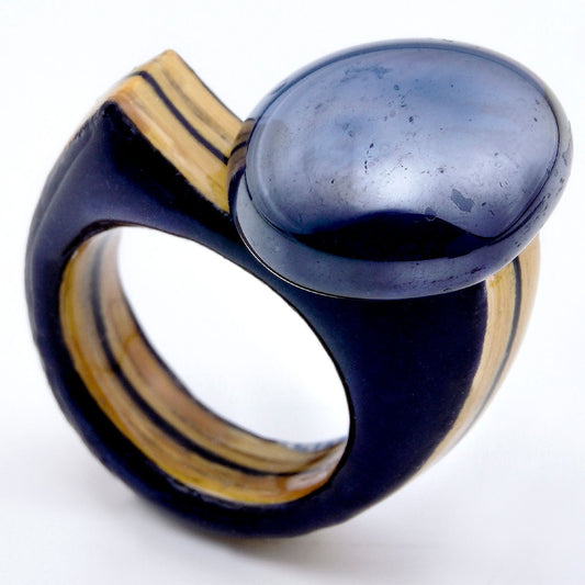 anillo de papel BLUE AND YELLOW MACAW y piedras semipreciosas. marca papyrus world. #anillodepapel #anilloshechosconpapel #anilloselaboradosconpapel #anillosdepapel #anillodepapelreciclado #madridsecreto